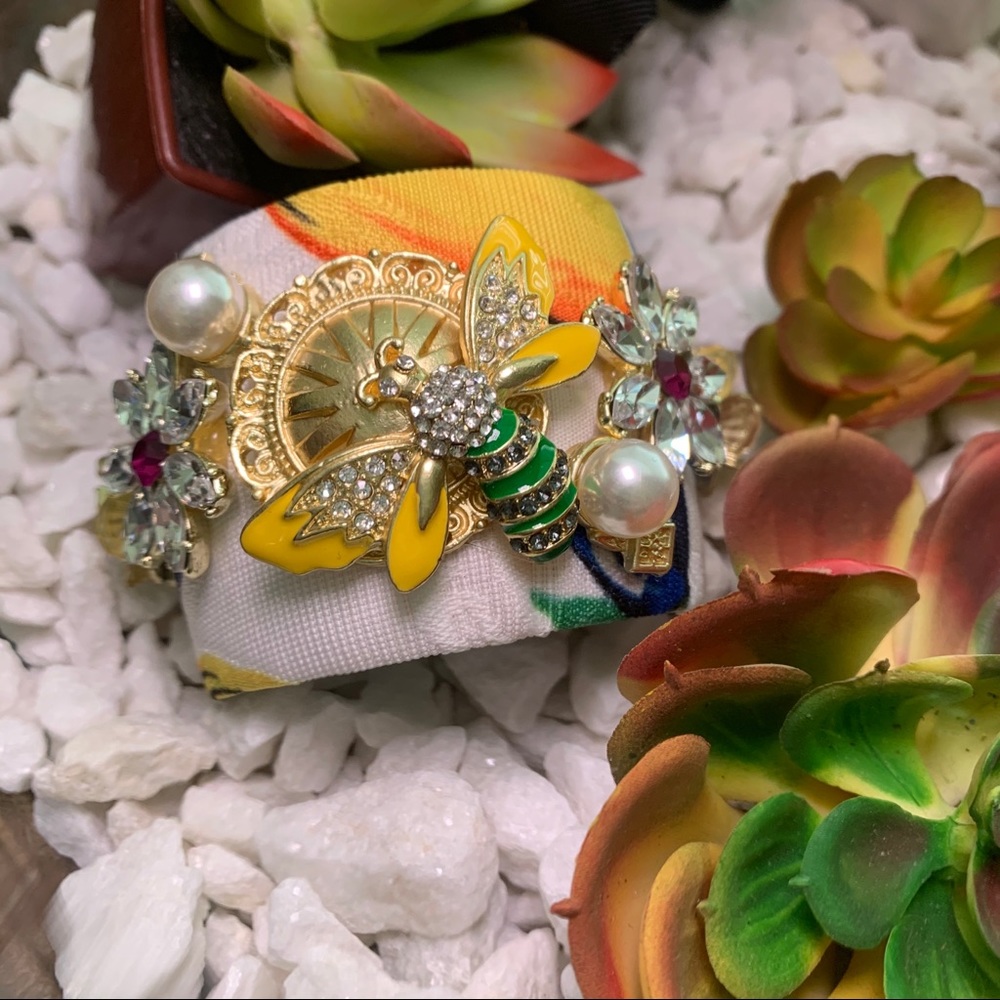 💛Wonderful +yellow cuff bracelet 🌟